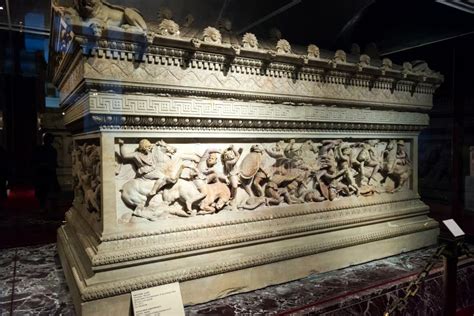 Le sarcophage d'Alexandre: Une danse macabre de marbre et une ode à l'immortalité!