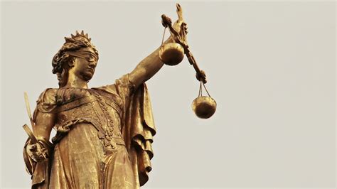 Le Miroir de la Justice : Une Exploration Mystique des Formes et de la Lumière!